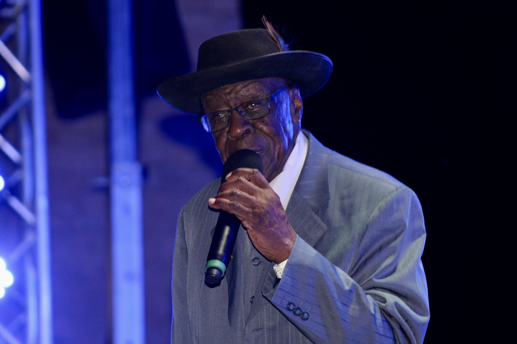 Bob Stroger serenades